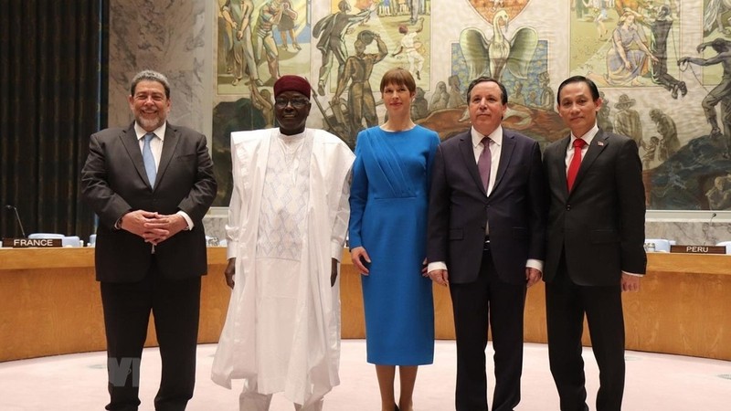 Photo de famille entre les chefs des délégations de cinq pays élus membres non permanent du Conseil de Sécurité de l'ONU pour le mandat 2020-2021. Photo : VNA.