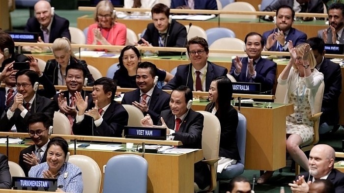 La délégation vietnamienne s'est réjouie des résultats de l'élection du Vietnam au poste de membre non permanent du Conseil de Sécurité des Nations Unies pour la période 2020-2021, le 7 juin à New York. Photo : VNA.