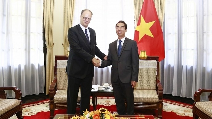 Le vice-ministre vietnamien des Affaires étrangères Tô Anh Dung (à droite) et l’ambassadeur allemand au Vietnam Christian Berger, le 6 juin à Hanoi. Photo : TGVN.