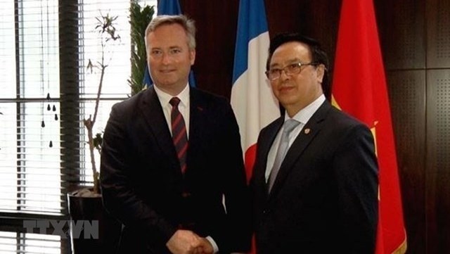 Le chef de la Commission des Relations extérieures du Comité central du PCV, Hoàng Binh Quân (à droite), et le secrétaire d'État auprès du ministre français de l'Europe et des Affaires étrangères, Jean-Baptiste Lemoyne. Photo : VNA.