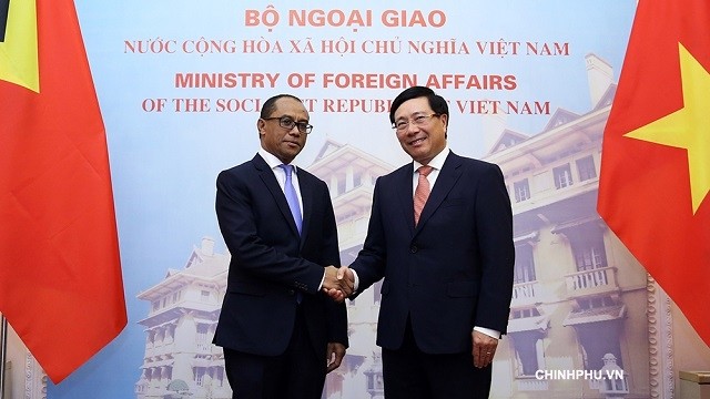 Le Vice-PM et ministre vietnamien des AE, Pham Binh Minh (à droite), et le ministre est-timorais des AE et de la Coopération, Dionisio Babo Soares, le 10 juin à Hanoi. Photo : VGP.