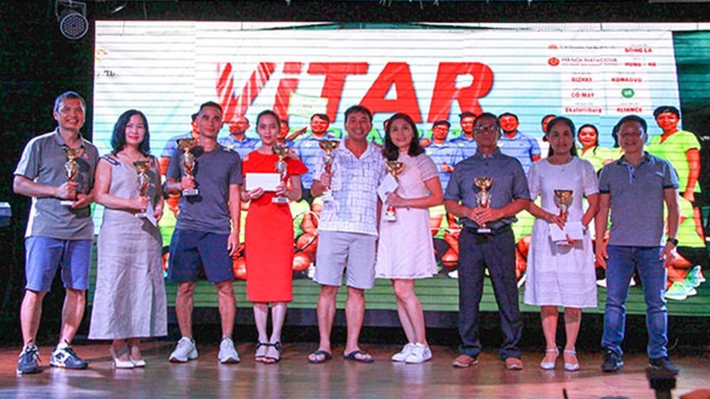 Cérémonie de remise des médailles  du tournoi de tennis d'été des Vietnamiens en Russie. Photo : NDEL.