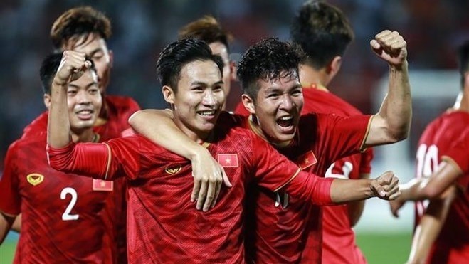 Les joueurs vietnamiens des moins de 23 ans célèbrent leur premier but. Photo: VNA.