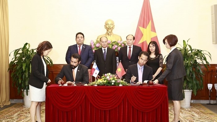 Cérémonie de signature de l'accord Vietnam-Panama sur l’exemption de visa pour les titulaires d’un passeport ordinaire, le 7 juin à Hanoi. Photo : BQT.