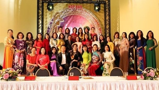 Le Comité d’organisation rend hommage aux femmes ayant contribué au développement de la communauté des Vietnamiens en Europe. Photo : VNA.