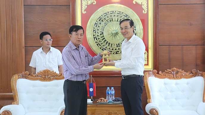 Le secrétaire adjoint du Comité du Parti de Hanoi, Dào Duc Toàn (à droite) et le vice-président du Bureau central du PPRL Chanthaboun Rattanavong. Photo : KTDT.