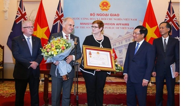 Cérémonie de remise de l’Ordre de l’amitié du Gouvernement vietnamien à l’ACIAR, le 13 juin à Hanoi. Photo : VNA.
