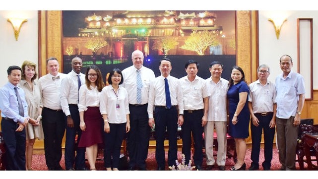 Photo de souvenirs de la rencontre entre la délégation du groupe Hanes Brands américain et les dirigeants du Comité populaire de Thua Thiên-Huê. Photo : baodautu.vn.