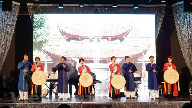 La troupe des chants populaires Quan ho (chant alterné) de Bac Ninh a donné mardi un spectacle à Prague. Photo : VNA