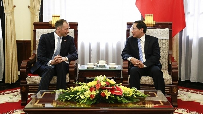 Le vice-ministre vietnamien des Affaires étrangères, Bùi Thanh Son (à droite), et l’assistant du secrétaire d’État américain Francis Fannon, le 18 juin à Hanoi. Photo: BQT.