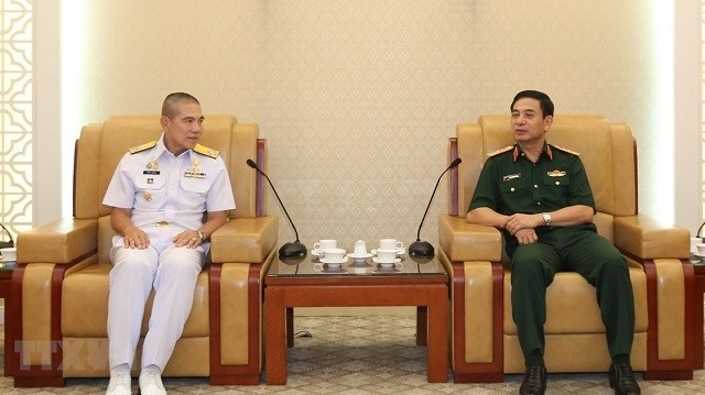 Le général de corps d’armée Phan Van Giang, chef d’État-major général de l’Armée populaire du Vietnam (à droite), et l’amiral Luechai Ruddit, commandant en chef de la Marine royale thaïlandaise. Photo: VNA.