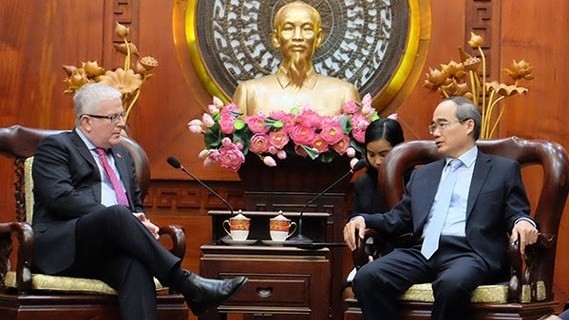 Le secrétaire du Comité du PCV de Hô Chi Minh-Ville, Nguyên Thiên Nhân (à droite), et l’ambassadeur australien au Vietnam Craig Chittick. Photo: SGGP.