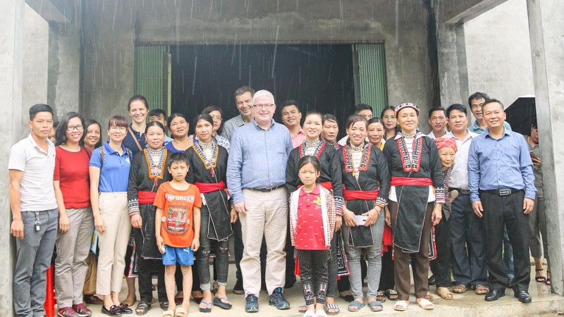 L’ambassadeur australien au Vietnam, Craig Chittick, en visite dans le commune de Nâm Det, district de Bac Hà, province de Lào Cai (au Nord) qui bénéficie du du programme australien de GREAT. Photo : hoilhpn.org.vn.