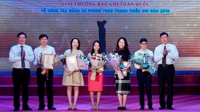 Cérémonie de remise du Prix national de la presse consacrant le travail auprès des jeunes 2019, le 18 juin à Hanoi. Photo : VGP.