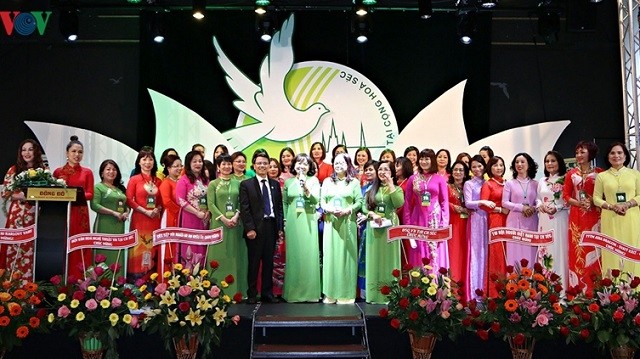 Le nouveau comité exécutif de l’Association des femmes vietnamiennes en République tchèque (mandat 2019-2023). Photo : VOV.