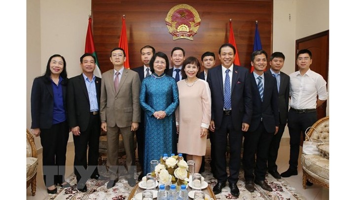 La Vice-Présidente Dang Thi Ngoc Thinh et le personnel de l'Ambassade du Vietnam aux EAU. Photo : VNA.