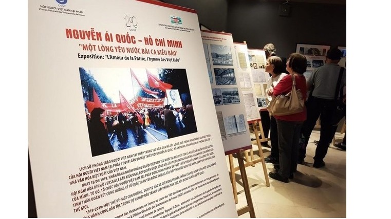 Exposition de photos historiques sur le mouvement des Vietnamiens résidant à l'étranger et les sentiments entre le Président Hô Chi Minh et les expatriés vietnamiens en France. Photo : VNA.