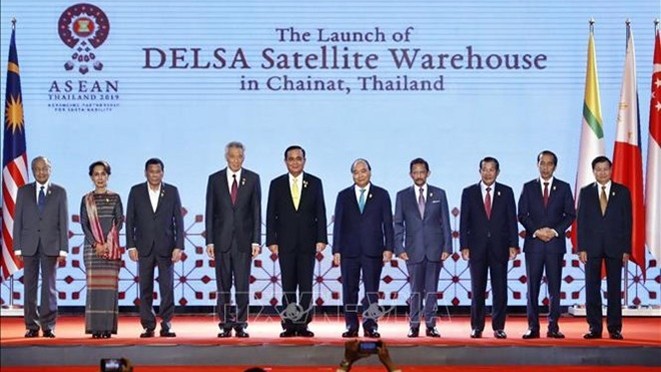 Le Premier ministre Nguyên Xuân Phuc (cinquième à droite)  avec d'autres dirigeants des pays membres de l'ASEAN. Photo : VNA.
