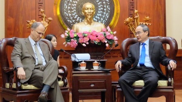 Le Secrétaire du Comité du PCV pour Hô Chi Minh-Ville, Nguyên Thiên Nhân (à droite) et l'ambassadeur allemand au Vietnam, Christian Berger. Photo : VOH.
