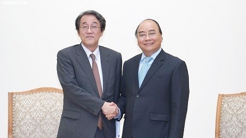 Le PM vietnamien Nguyên Xuân Phuc (à droite) et l'ambassadeur japonais au Vietnam Kunio Umeda, le 20 juin à Hanoi. Photo : VGP.