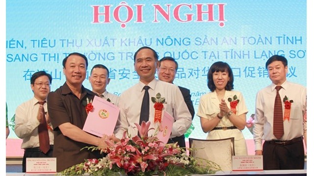 Des dirigeants des deux provinces de Son La et de Lang Son signent un mémorandum de coopération. Photo : VNA.