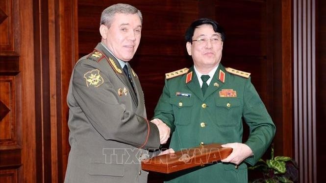 Le général vietnamien Luong Cuong (à droite) et son homologue russe Valery Gerasimov. Photo : VNA.