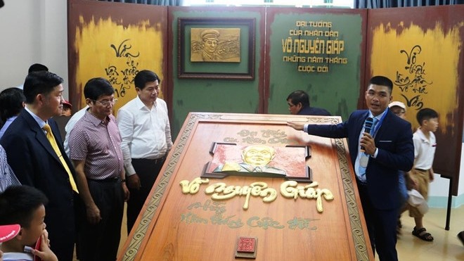 Le livre de calligraphie vietnamien sur le général Vo Nguyên Giap est reconnu comme un record mondial. Photo : Zing.