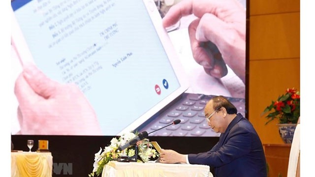 Le PM Nguyên Xuân Phuc préside la première réunion du gouvernement via le système e-Cabinet, le 24 juin à Hanoï. Photo : VNA.