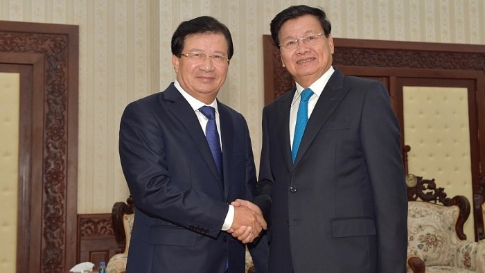 Le Vice-Premier ministre vietnamien Trinh Dinh Dung (à gauche) et le Premier ministre laotien Thongloun Sisoulith. Photo : BQT.