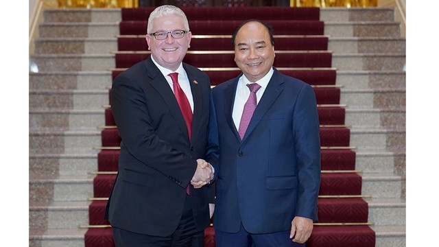 Le PM Nguyên Xuân Phuc (à droite) et l’ambassadeur d’Australie, Craig Chittick, le 25 juin à Hanoi. Photo : Trân Hai/NDEL.