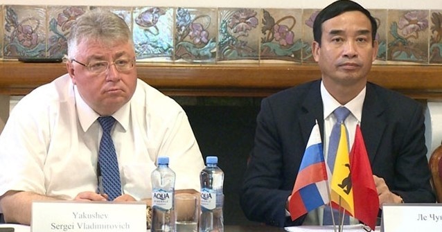 Sergei Yakushev, vice-président du Parlement provincial de Yaroslav (à gauche) et Lê Trung Chinh, vice-président du Comité populaire de la ville de Dà Nang, le 23 juin à Moscou. Photo : VOV.