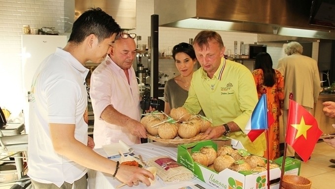 Le chef français Fédéric Jaunault (à droite) prépare des plats à base d’ingrédients vietnamiens. Photo: NDEL.