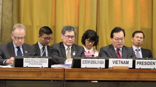 L’ambassadeur vietnamien Duong Chi Dung (2e, droite) à la première session plénière de la Conférence du désarmement. Photo : VGP.