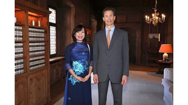 L'ambassadrice vietnamien en Suisse et Liechtenstein, Lê Linh Lan, et le  Prince héréditaire du Liechtenstein, Alois. Photo : VNA.