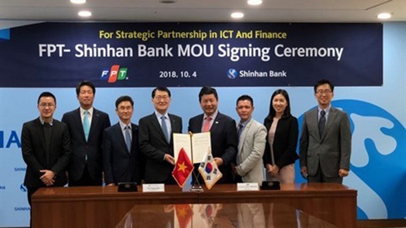Des représentants de FPT et de Shinhan Bank ont signé un accord de coopération en 2018. Photo: VNA.