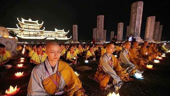Des bouddhistes prient pour la paix dans le monde lors de la Journée du Vesak des Nations Unies en 2019 au Vietnam. Photo : VNA.