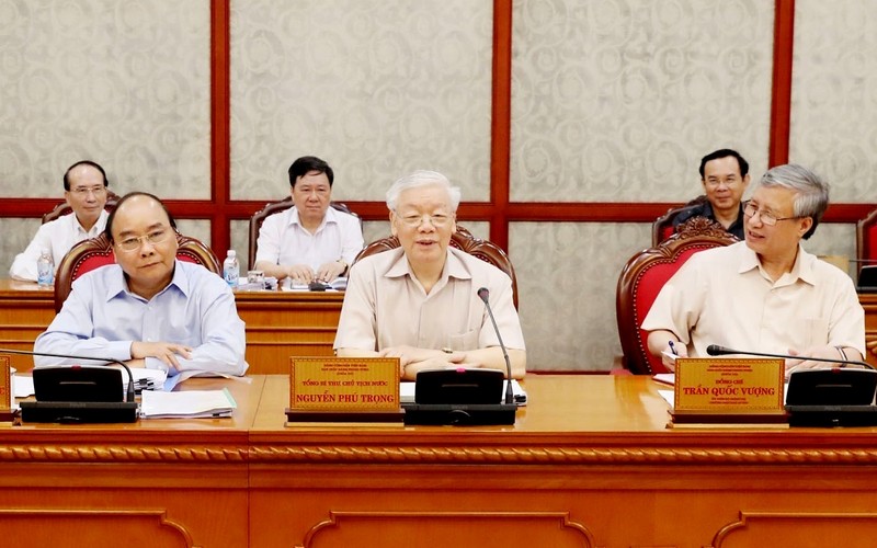 Le SG du PCV et Président vietnamien Nguyên Phu Trong (1er rang, au centre) lors de la réunion périodique du Bureau politique, le 5 juillet à Hanoï. Photo : VNA.