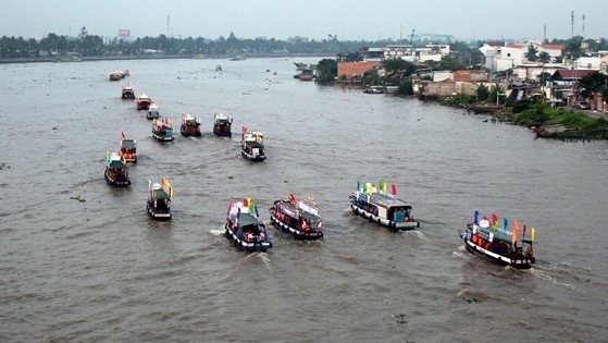 Défilé de bateaux touristiques sur le fleuve de Cân Tho lors de l'ouverture de la Fête touristique et culturelle du marché flottant de Cai Rang 2019. Photo : SGGP.