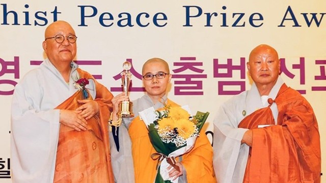 La bonzesse Thich Nu Gioi Tanh (au centre) reçoit le Prix de la paix du bouddhisme, le 1er juillet à Séoul. Photo : VNA.