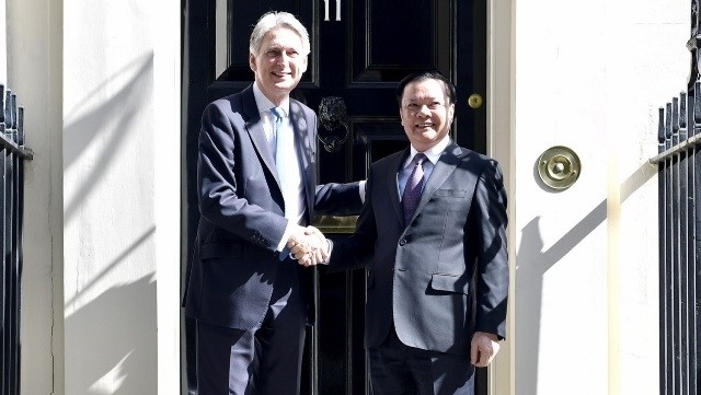 Le ministre britannique des Finances, Philip Hammond (à gauche) et avec son homologue vietnamien, Dinh Tiên Dung, le 3 juillet à Londres. Photo : mof.gov.vn.