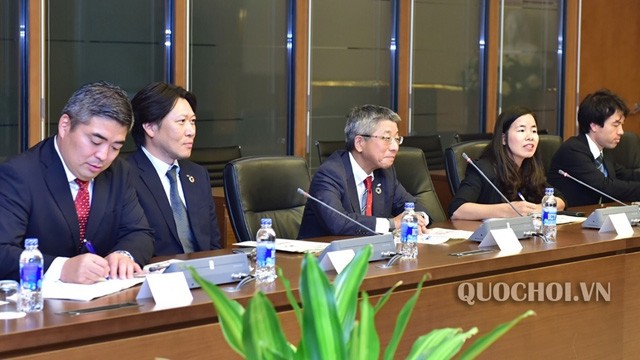 La délégation du Groupe japonais Fujitsu conduite par son vice-président et directeur exécutif Katsumi Nakano. Photo : quochoi.vn.