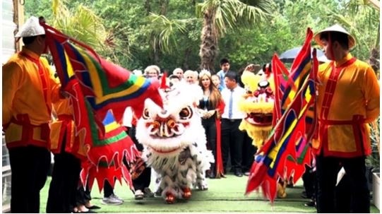 La cérémonie d'ouverture du festival est animée par une danse de la licorne. Photo : NDEL.