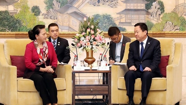 La Présidente de l’Assemblée nationale Nguyên Thi Kim Ngân, et le secrétaire du comité municipal du Parti communiste chinois, Zhou Naixiang.