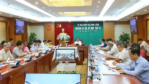 La Commission du contrôle du Comité central du Parti tient sa 37e réunion du 2 au 4 juillet à Hanoi. Photo : VNA.