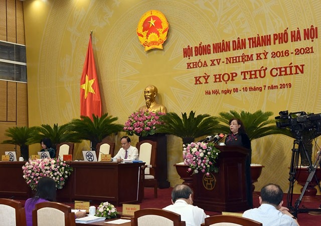 La présidente du Conseil populaire municipal Nguyên Thi Bich Ngoc (au micro) prend la parole lors de l'ouverture de la 9e session du Conseil populaire municipal, le 8 juillet à Hanoi. Photo: NDEL.