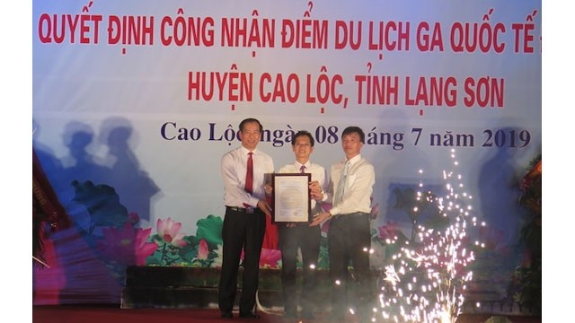 Le dirigeant du Comité populaire de la province de Lang Son a remis la décision sur la reconnaissance de la gare de Dông Dang en tant que site touristique. Photo : NDEL.
