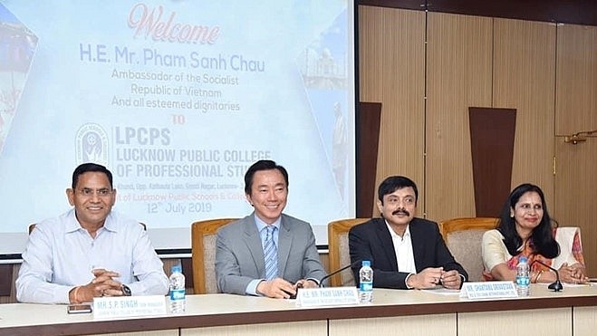 L’ambassadeur vietnamien en Inde Pham Sanh Châu (2e à gauche), lors d'une séance de travail avec les responsables de l'Université de Lucknow. Photo : Facebook/SanhChauPham.