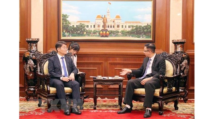 Le vice-président du comité populaire de Hô Chi Minh-Ville Pham Duc Hai rencontre le 10 juillet le secrétaire général adjoint de l’Assemblée nationale de la République de Corée, Kim Soo-heung. Photo : VNA.