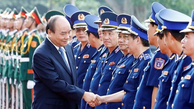 Le Premier ministre Nguyên Xuân Phuc au siège du commandement de la Garde-côte du Vietnam à Hanoi. Photo : VNA.