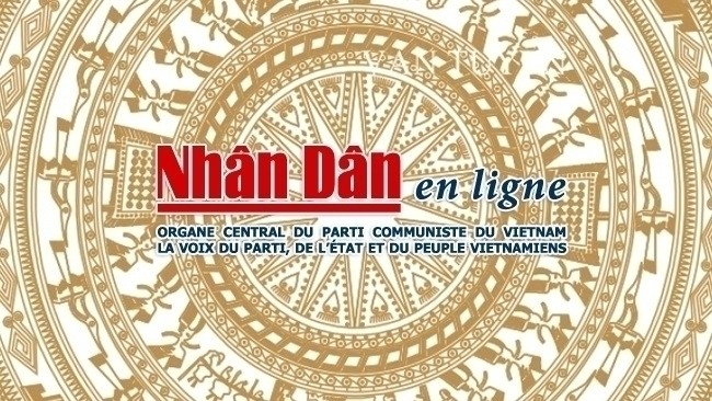 Drapeaux du Vietnam et de la France. Photo: NDEL.